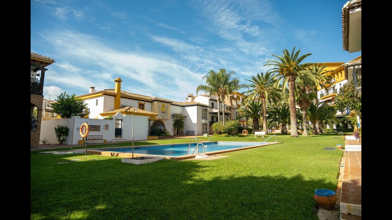 Top floor Apt for sale in Fuengirola, the desirable community of Puebla Lucia. 