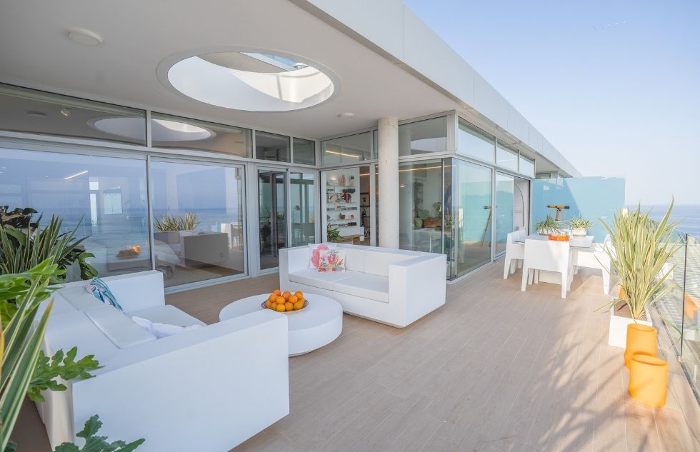 Stunning Penthouse with Sea Views – MUST SEE